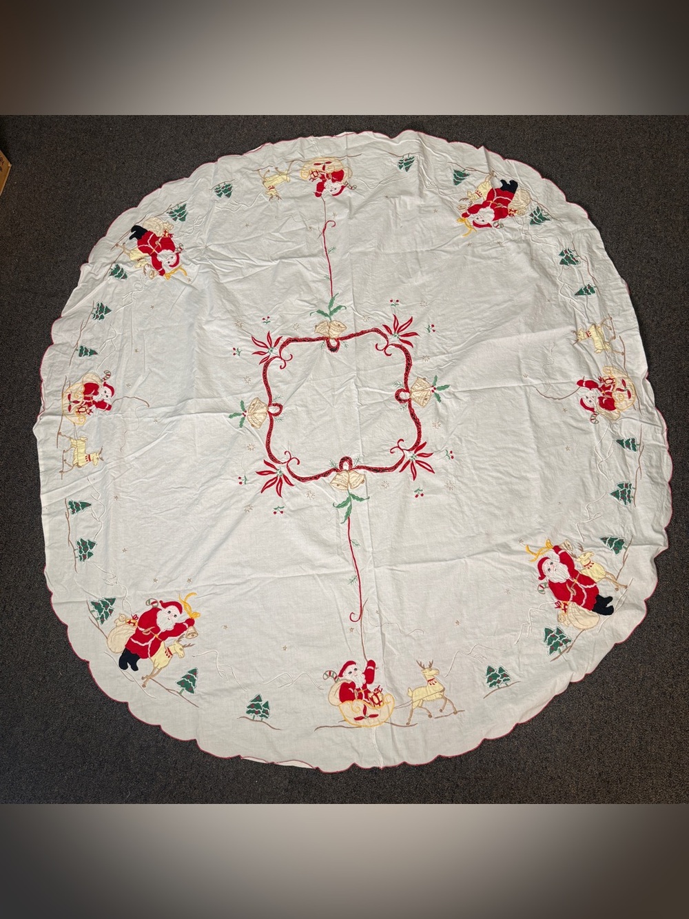 VTG Santa Reindeer Embroidered Tablecloth Scallop Edge Kitschy Retro‎ Christmas